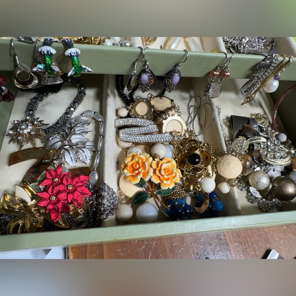 VINTAGE JEWELRY “WONDERS FOUND”
FOR A POSHMARK SHOW SILVER NIGHT at 1930ET - Picture 5 of 5